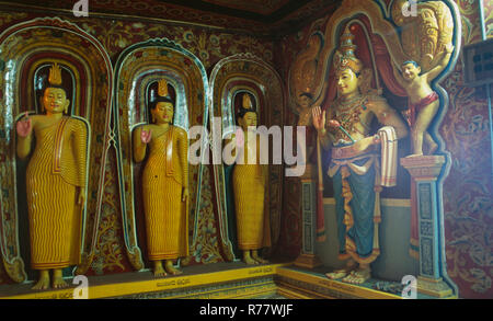 Buddisti di statue del monastero Mulkirigala nel sud dello Sri Lanka Foto Stock