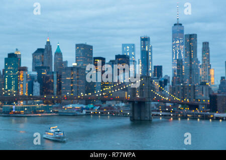 Al di fuori della messa a fuoco immagine del ponte di Brooklyn e la parte inferiore di Manhattan skyline notturno, New York City, Stati Uniti d'America. Foto Stock