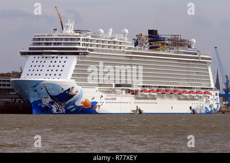 La nave da crociera Norwegian Escape è il 5 ottobre 2015 al terminal delle navi da crociera nel porto di Bremerhaven. Foto Stock