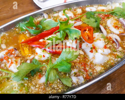 Il vapore calamari con peperoncino piccante e salsa di limone ,cibo tailandese. Foto Stock