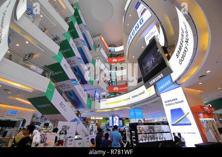 La gente visita Plaza Low Yat in Bukit Bintang Kuala Lumpur in Malesia Foto Stock