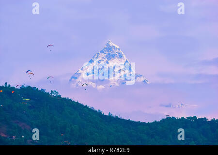 Vista serale di Ama Dablam sulla strada per il Campo Base Everest - Nepal Foto Stock