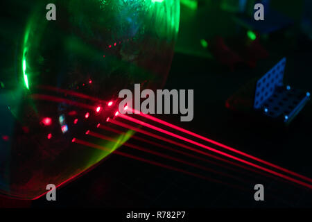 Esperimento con laser rosso in ottica lab Foto Stock