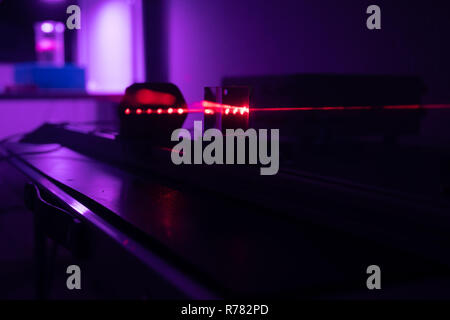 Esperimento con laser rosso in ottica lab Foto Stock