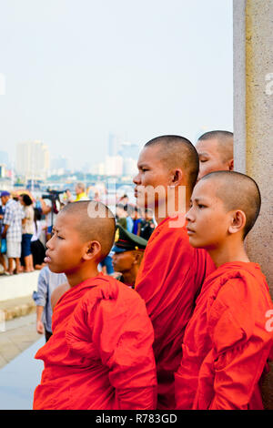 Bangkok, Thailandia, 01 novembre 2016: un gruppo di giovani sacerdoti bhuddist con la testa rasata guardando in città con il tradizionale abito arancione Foto Stock