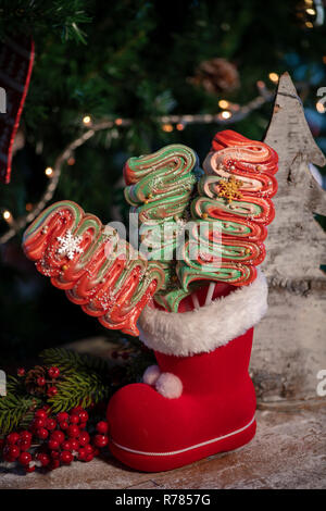 Vari dolci di Natale e caramelle con albero di natale e uno sfondo di legno Foto Stock