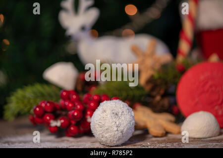 Vari dolci palle di Natale con albero di natale e uno sfondo di legno Foto Stock