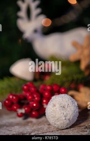 Vari dolci palle di Natale con albero di natale e uno sfondo di legno Foto Stock