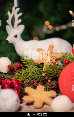 Vari dolci palle di Natale con albero di natale e uno sfondo di legno Foto Stock