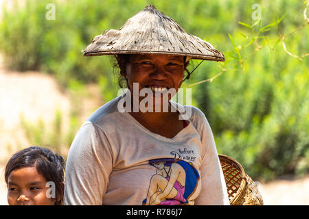 Don Daeng, Laos - Aprile 27, 2018: Senior donna che lavorano in agricoltura in posa con la figlia Foto Stock