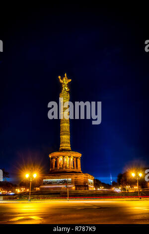 Nightshot della famosa Colonna della Vittoria (Siegessäule) a Berlino Germania Foto Stock