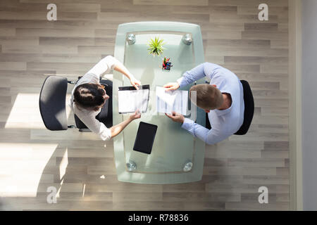 Vista in elevazione di due imprenditori azienda riprendere Foto Stock