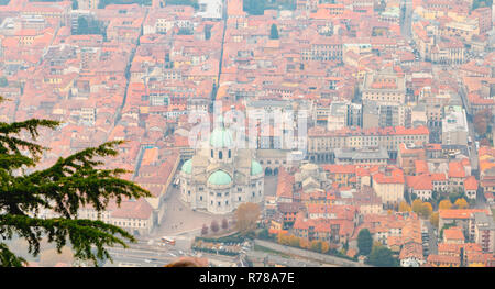 Vista aerea della città di Como in Italia su una giornata di caduta Foto Stock