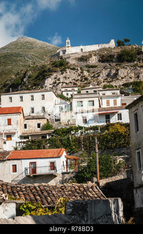 Dhermi villaggio tradizionale vista in sud Albania Foto Stock