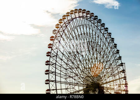 Yokohama Kanagawa / Giappone - 3 Dicembre 2018: Cosmo orologio 21 Yokohama ruota gigante vicino a zoom Minato Mirai port Foto Stock