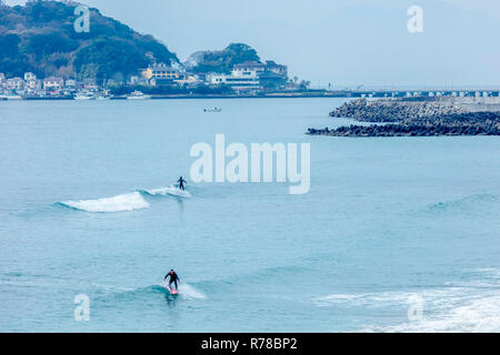 Kamakura, Kanagawa / Giappone - 3 Dicembre 2018: Autunno surf a Kamakura Kamakura enoshima koko mae beach Foto Stock