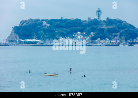 Kamakura, Kanagawa / Giappone - 3 Dicembre 2018: Autunno surf a Kamakura Kamakura enoshima koko mae beach Foto Stock