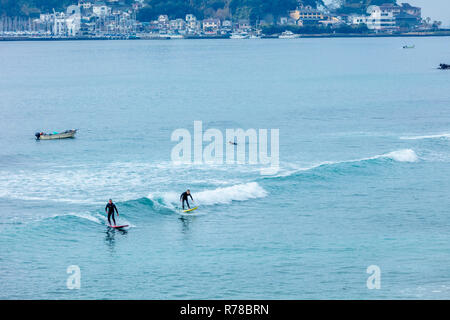 Kamakura, Kanagawa / Giappone - 3 Dicembre 2018: Autunno surf a Kamakura Kamakura enoshima koko mae beach Foto Stock