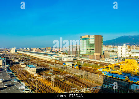 Mishima, Shizuoka / Giappone - 1 Dicembre 2018: Mishima centro città edifici ad alta densità con Mishima ferroviaria JR Shinkansen Station Foto Stock