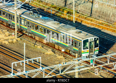 Mishima, Shizuoka / Giappone - 1 Dicembre 2018: Mishima centro città edifici ad alta densità con Mishima JR convogli ferroviari Foto Stock