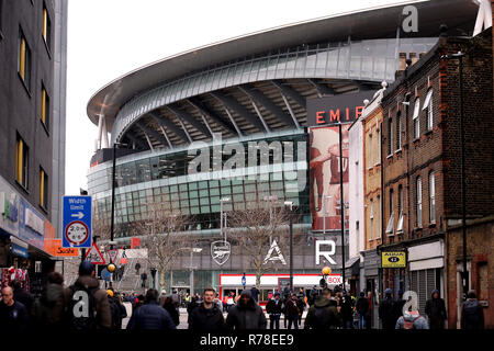 Tifosi fuori terra davanti alla Premier League match all'Emirates Stadium di Londra. Foto Stock