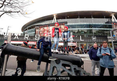 Tifosi fuori terra su un cannone in anticipo della Premier League a Emirates Stadium di Londra. Foto Stock
