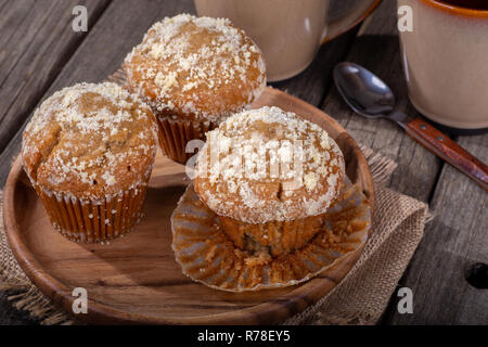 Dado di Banana muffin su un piatto di legno con un sfondo rustico Foto Stock