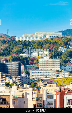 Atami, Shizuoka / Giappone - 1 Dicembre 2018: Atami city center architettura urbana sulla montagna Foto Stock