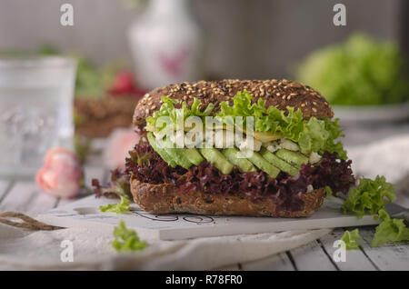 In casa insalata di avocado, sandwich di pane integrale, cibo fotografia Foto Stock