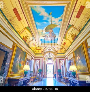 NAXXAR, Malta - 14 giugno 2018: Il bellissimo interno della hall del Palazzo Parisio con enormi dipinti sulle pareti e affresco sul soffitto, Foto Stock