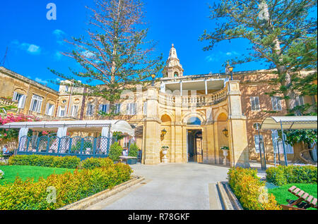 NAXXAR, Malta - 14 giugno 2018: il cortile interno di Palazzo Parisio con padiglioni coperti, che servono come terrazza estiva del ristorante locale a giugno Foto Stock