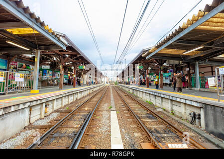 Kamakura, Kanagawa / Giappone - 3 Dicembre 2018: Enoshima elettrica ferroviaria (Enoden) Stazione Hase esterno della piattaforma sezione trasversale Foto Stock