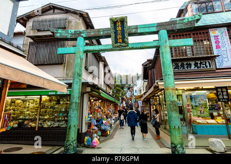 Kamakura, Kanagawa / Giappone - 3 Dicembre 2018: Enoshima via dello shopping che conduce al Santuario di Enoshima Foto Stock