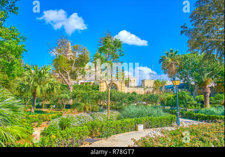 NAXXAR, Malta - 14 giugno 2018: vicoli nel giardino di Palazzo Parisio, circondato da una lussureggiante vegetazione, il 14 giugno a Naxxar. Foto Stock