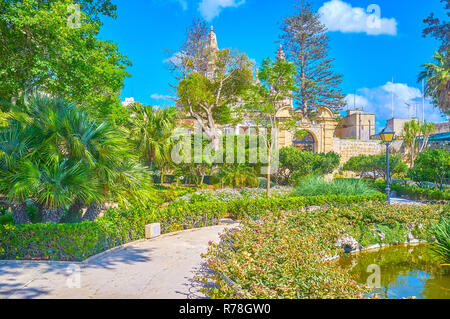 NAXXAR, Malta - 14 giugno 2018: la piacevole ombra di giardini italiani di Palazzo Parisio, uno dei principali punti di riferimento del villaggio, il 14 giugno in Naxxa Foto Stock