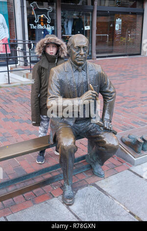 Statua di Arnold 'red' Auerbach, situato a Quincy Market. Boston, Massachusetts, Stati Uniti d'America. Foto Stock