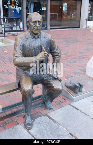 Statua di Arnold 'red' Auerbach, situato a Quincy Market. Boston, Massachusetts, Stati Uniti d'America. Foto Stock