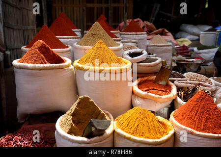 Cestini di crudo fresco essenziale spezie indiane, il peperoncino, il coriandolo e la curcuma in polvere in un mercato delle spezie a Jaipur, Rajasthan, India. Foto Stock