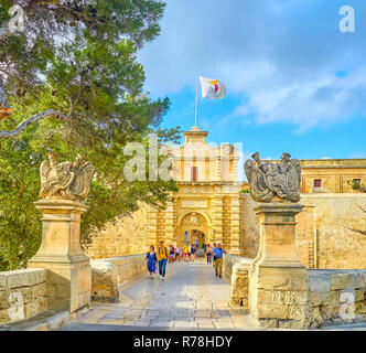 MDINA, Malta - 14 giugno 2018: Il modo principale (Vilhena) cancello della medioevale città fortificata lungo conservato il ponte di pietra, allungandosi lungo il fossato, o Foto Stock