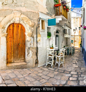 Vecchie strade di città di Monopoli,Puglia,l'Italia. Foto Stock