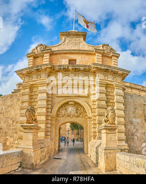 MDINA, Malta - 14 giugno 2018: Il ponte arcuato, nella parte anteriore della pietra medievali principale (Vilhena) Gate, conduce alla città fortificata, il 14 giugno in Mdina. Foto Stock