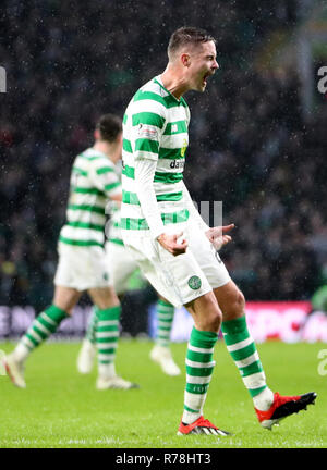 Il Celtic Mikael Lustig celebra il suo punteggio i lati terzo obiettivo durante la Ladbrokes Premiership scozzese corrispondono al Celtic Park di Glasgow. Foto Stock