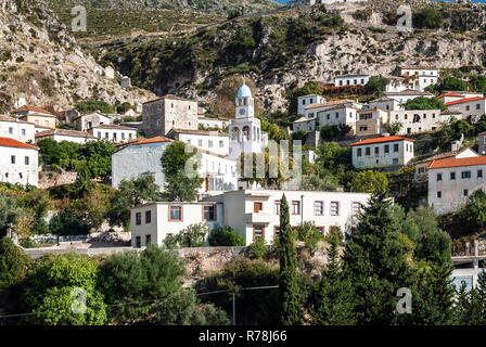 Dhermi villaggio tradizionale vista in sud Albania Foto Stock