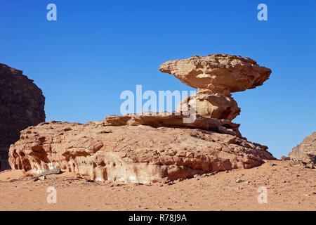 Roccia di bilanciamento, roccia del fungo, Wadi Rum, deserto giordano Foto Stock