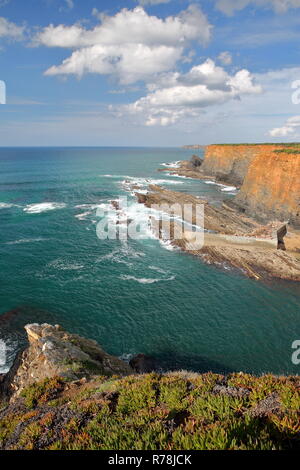 Drammatica e scogli colorati sul Alentejo West Coast in Porto das Barcas, Zambujeira do Mar, Alentejo, Portogallo Foto Stock