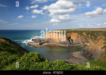 Drammatiche scogliere sul Alentejo West Coast in Porto das Barcas, Zambujeira do Mar, Alentejo, Portogallo Foto Stock