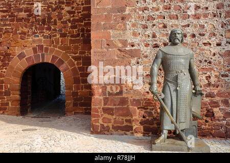 SILVES, Portogallo - 16 novembre 2018: la statua del re Sancho 1 all'ingresso del castello medievale di Silves Foto Stock