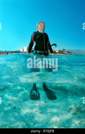 Freediver in piedi in acqua, Mar Rosso, Egitto Foto Stock