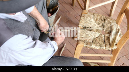 La mano di un tecnico riparatore e sedia shifter al lavoro Foto Stock