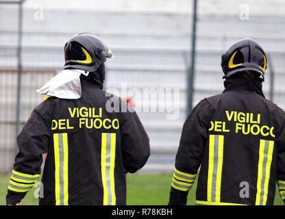 Vigili del fuoco italiani con uniforme con la scritta vigili del fuoco fare il servizio di sicurezza nello stadio durante l'evento sportivo Foto Stock